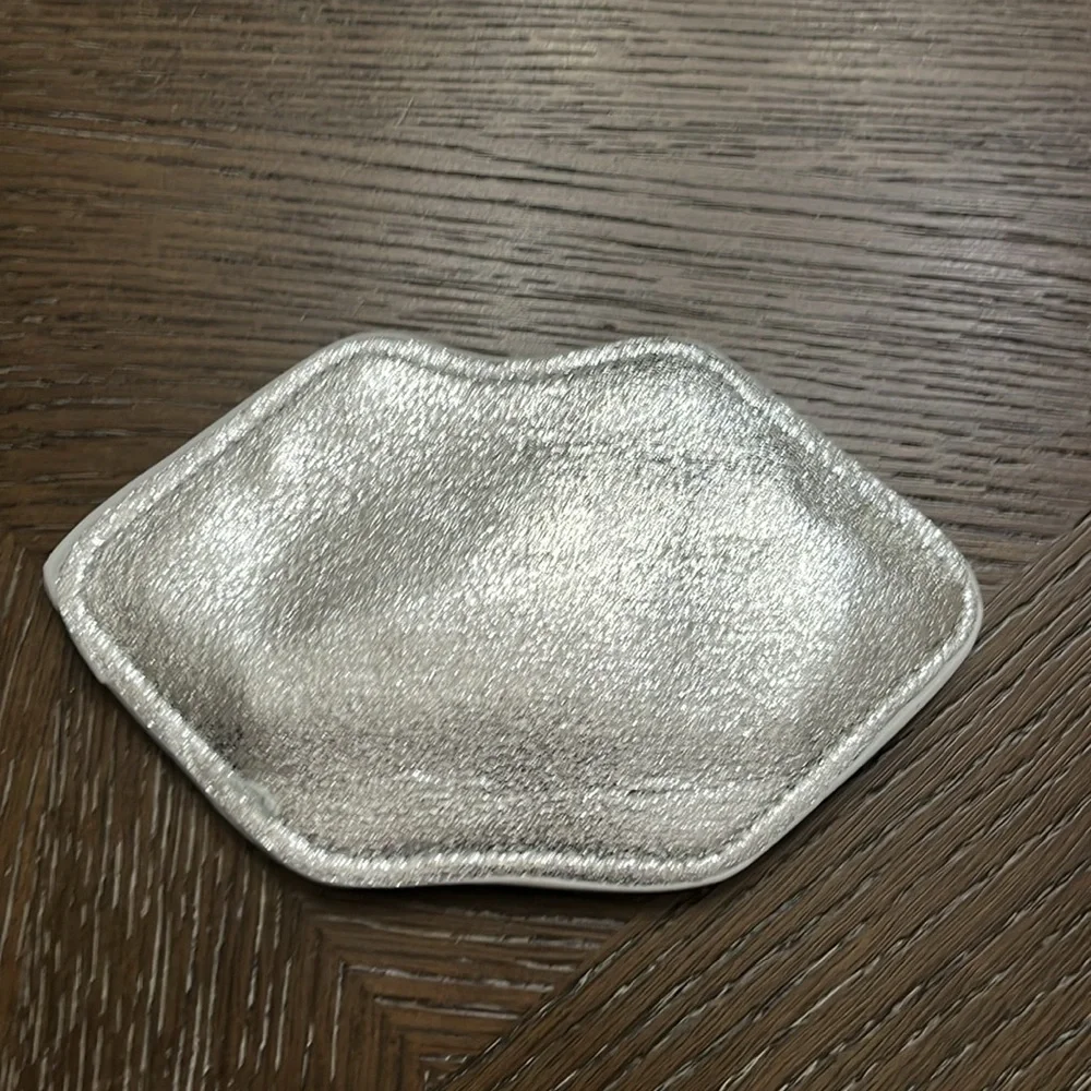 Jasmine la Belle silver lip coin wallet bag